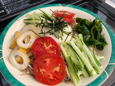 えのき茸でカサ増し❣️具材たっぷりヘルシーざる蕎麦